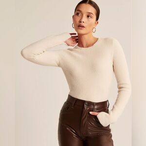 Abercrombie | DreamLush Slim Crew Sweater in Cream